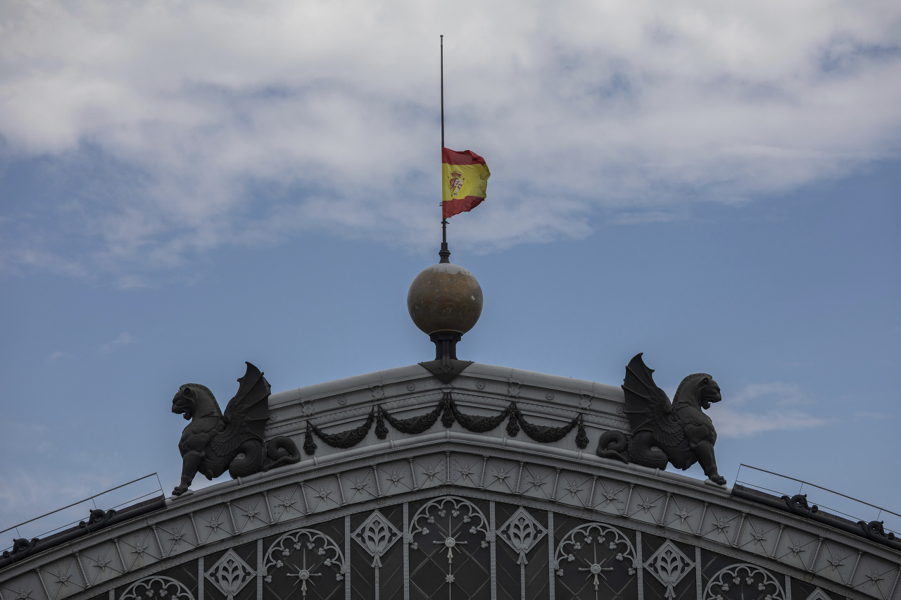Španielska vlajka je spustená na pol žrde na pamiatku obetí ochorenia COVID-19