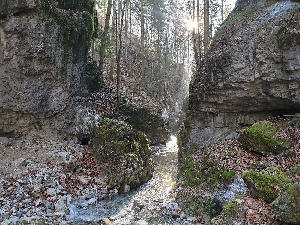 Na snímke skalný kaňon Čertovej doliny v sedle Zbojská nad Tisovcom v okrese Rimavská Sobota, cez ktorý vedie trasa Náučného chodníka Jakuba Surovca