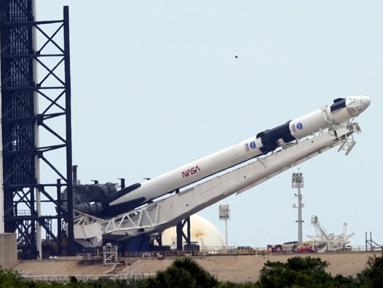 Raketa SpaceX Falcon 9  s vesmírnou loďou Crew Dragon 
