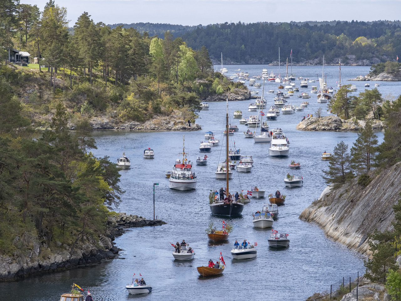 Obyvatelia Nórska na lodiach oslavujú Deň ústavy aj napriek koronavírusu