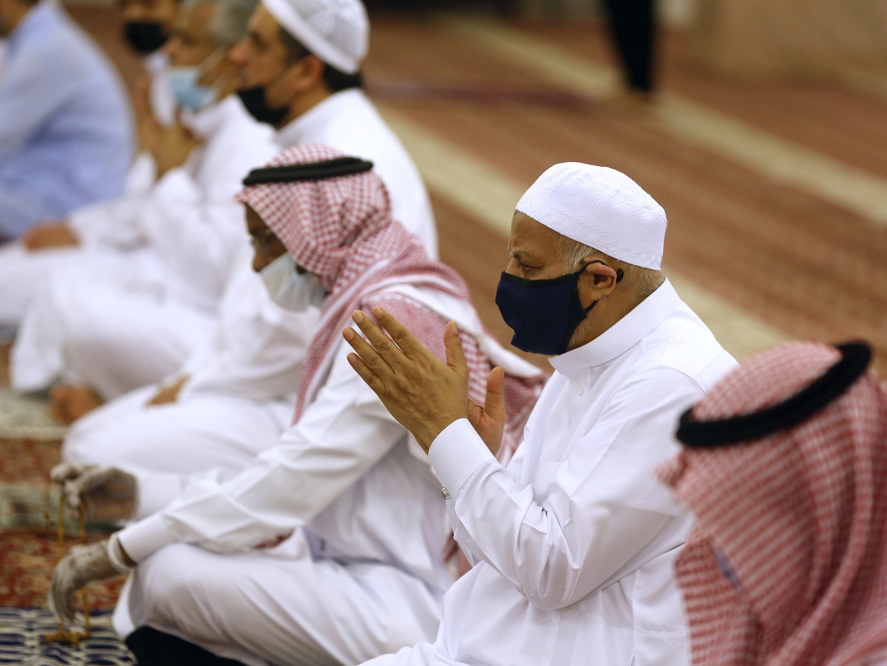 Modliaci sa s rúškami v mešite