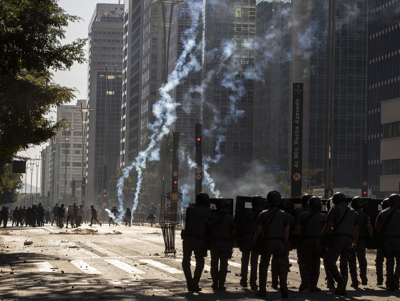Polícia rozohnala protivládne protesty vo viacerých mestách Brazílie