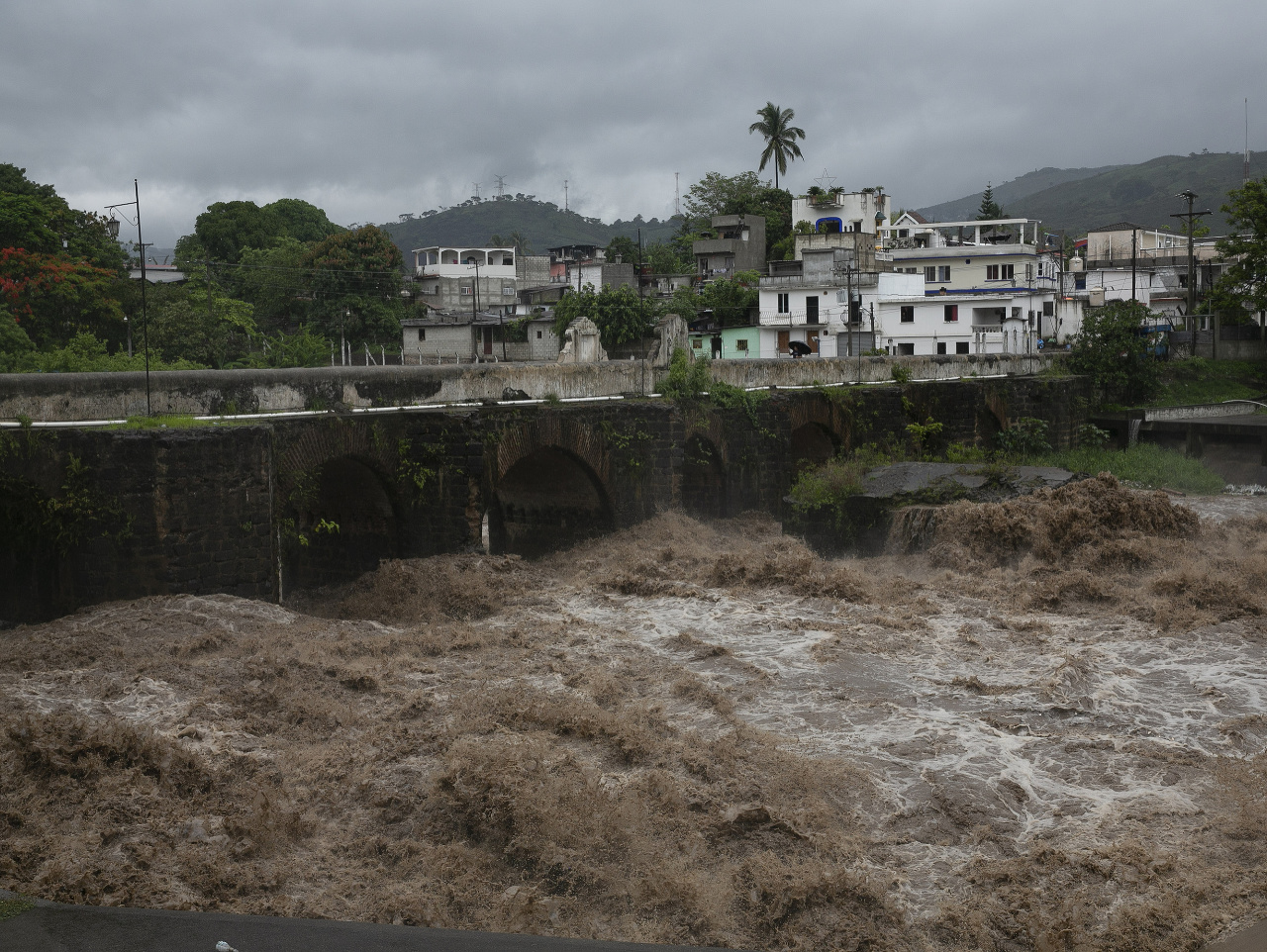 Najmenej 14 obetí si v nedeľu v Salvádore a Guatemale vyžiadala tropická búrka Amanda