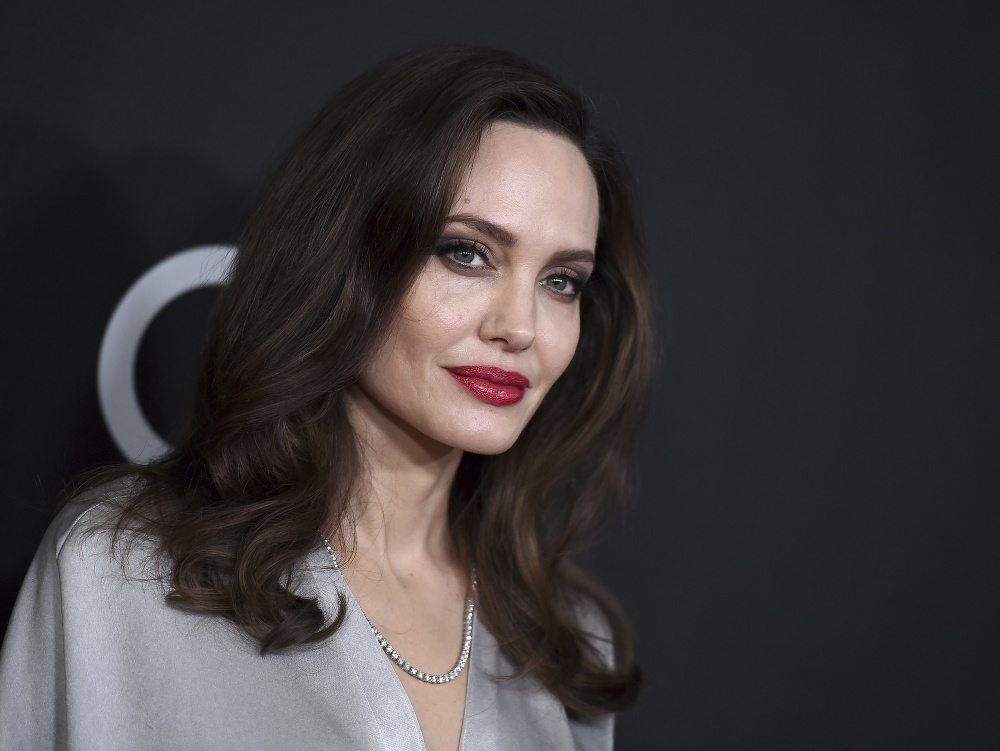 Angelina Jolie je odhodlaná pomáhať ľuďom, pracuje pre charitatívne organizácie a zlepšuje postavenie žien v spoločnosti.