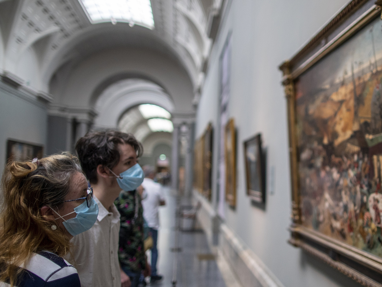 Návštevníci svetoznámych inštitúcií ako Museo del Prado, Museo Reina Sofía či Museo Thyssen-Bornemisza musia dodržiavať dvojmetrovú vzdialenosť a mať tvárové rúško.