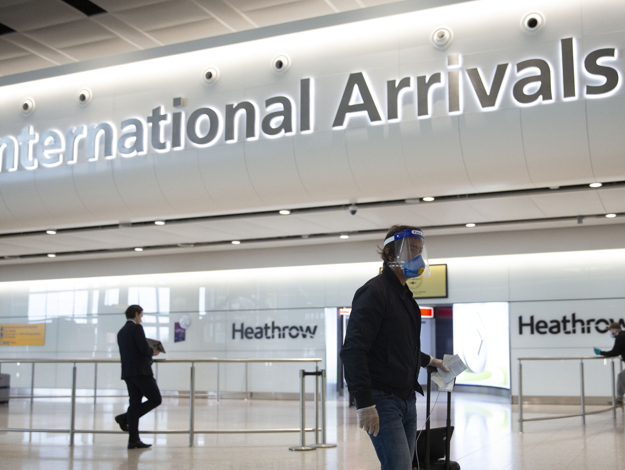 Cestujúci zo zahraničia budú musieť v Británii podstúpiť 14-dňovú karanténu 