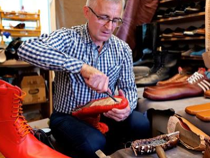 Rumunský muž vyrába topánky na dodržiavanie odstupu