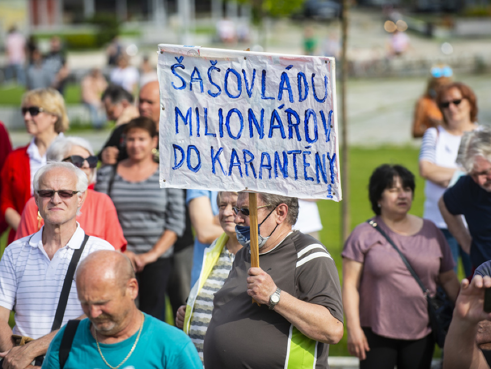 Na snímke účastníci protestu proti vláde Igora Matoviča na Námestí slobody v Bratislave