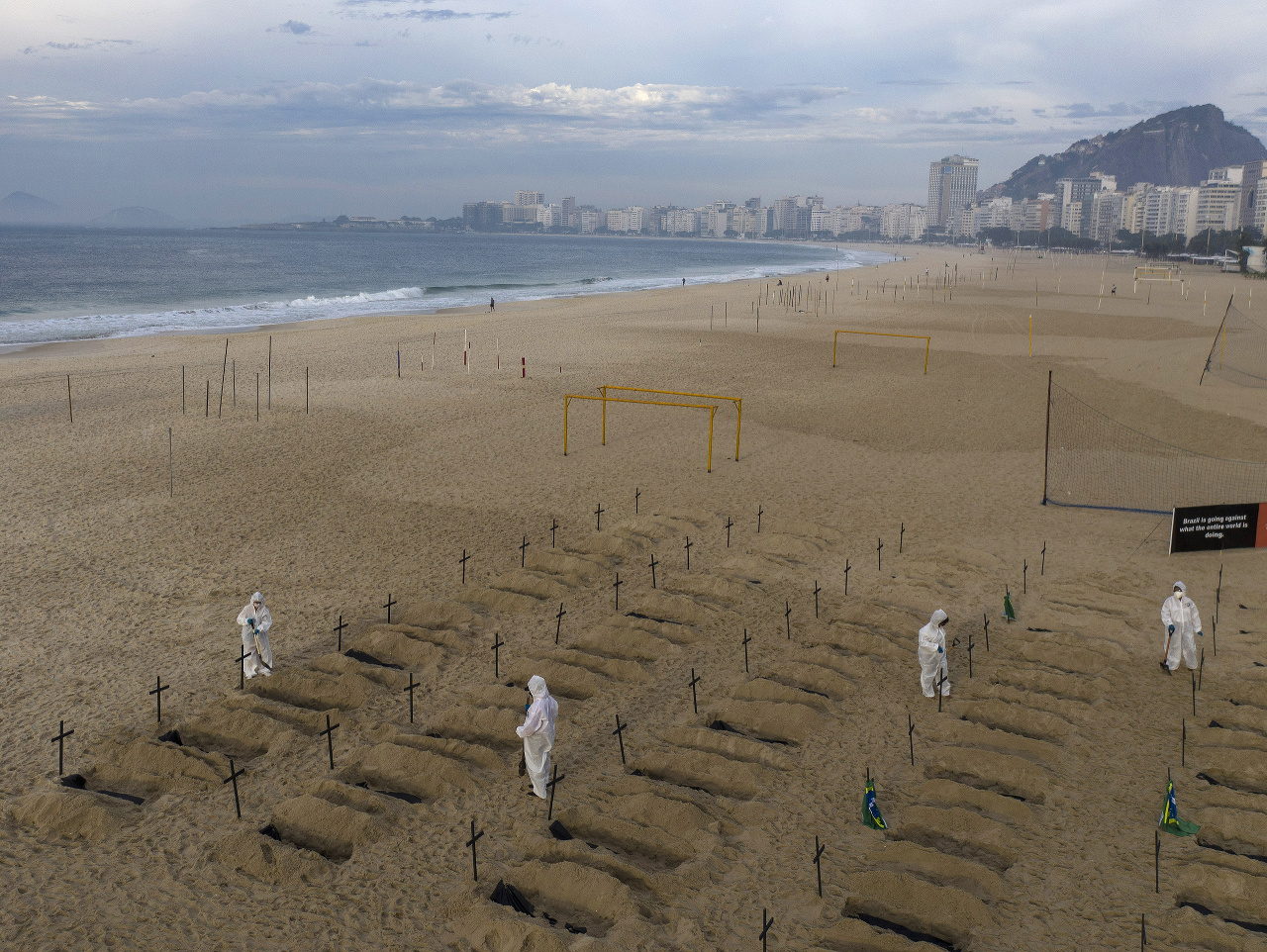 Dobrovoľníci vo štvrtok vykopali 100 hrobov na pláži Copacabana ako symbolické pripomenutie tisícov Brazílčanov, ktorí zomreli na ochorenie COVID-19.