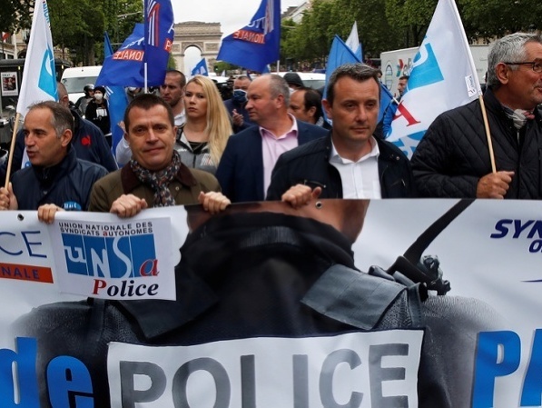 Francúzski policajti demonštrujú v uliciach Francúzska