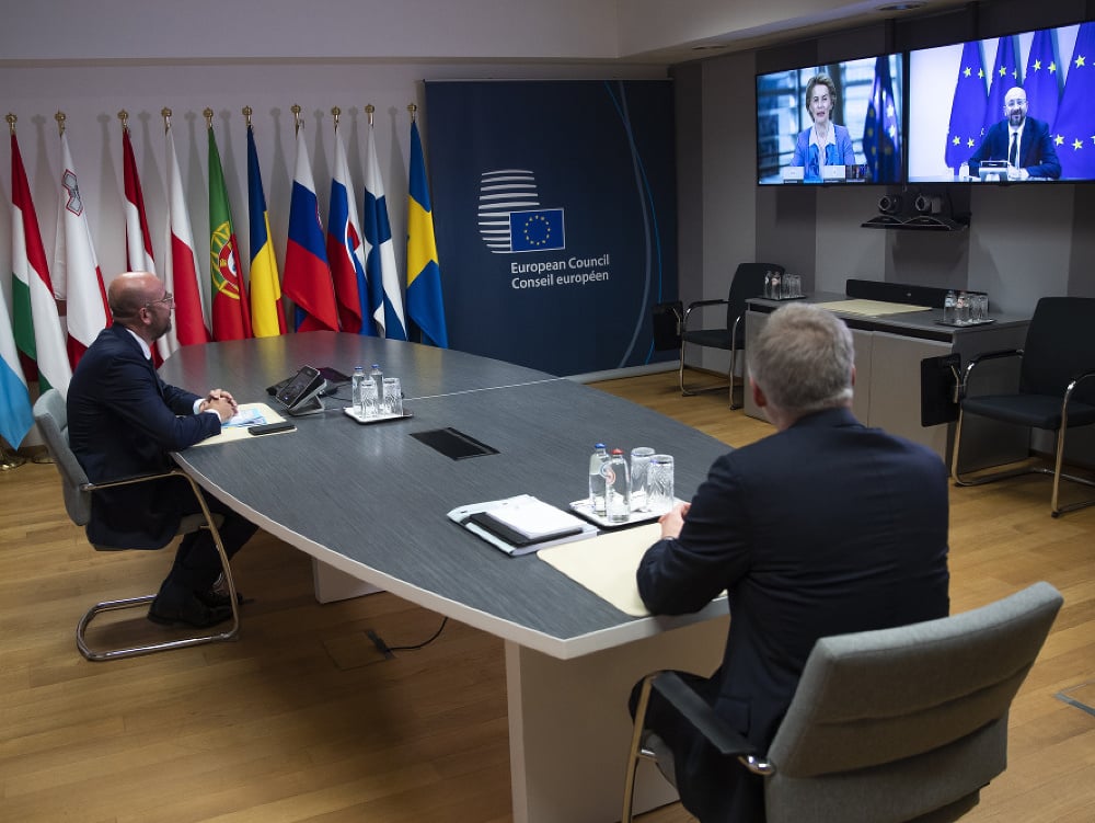 Vľavo predseda Európskej rady Charles Michel a na televíznej obrazovke vľavo predsedníčka Európskej komisie Ursula von der Leyenová