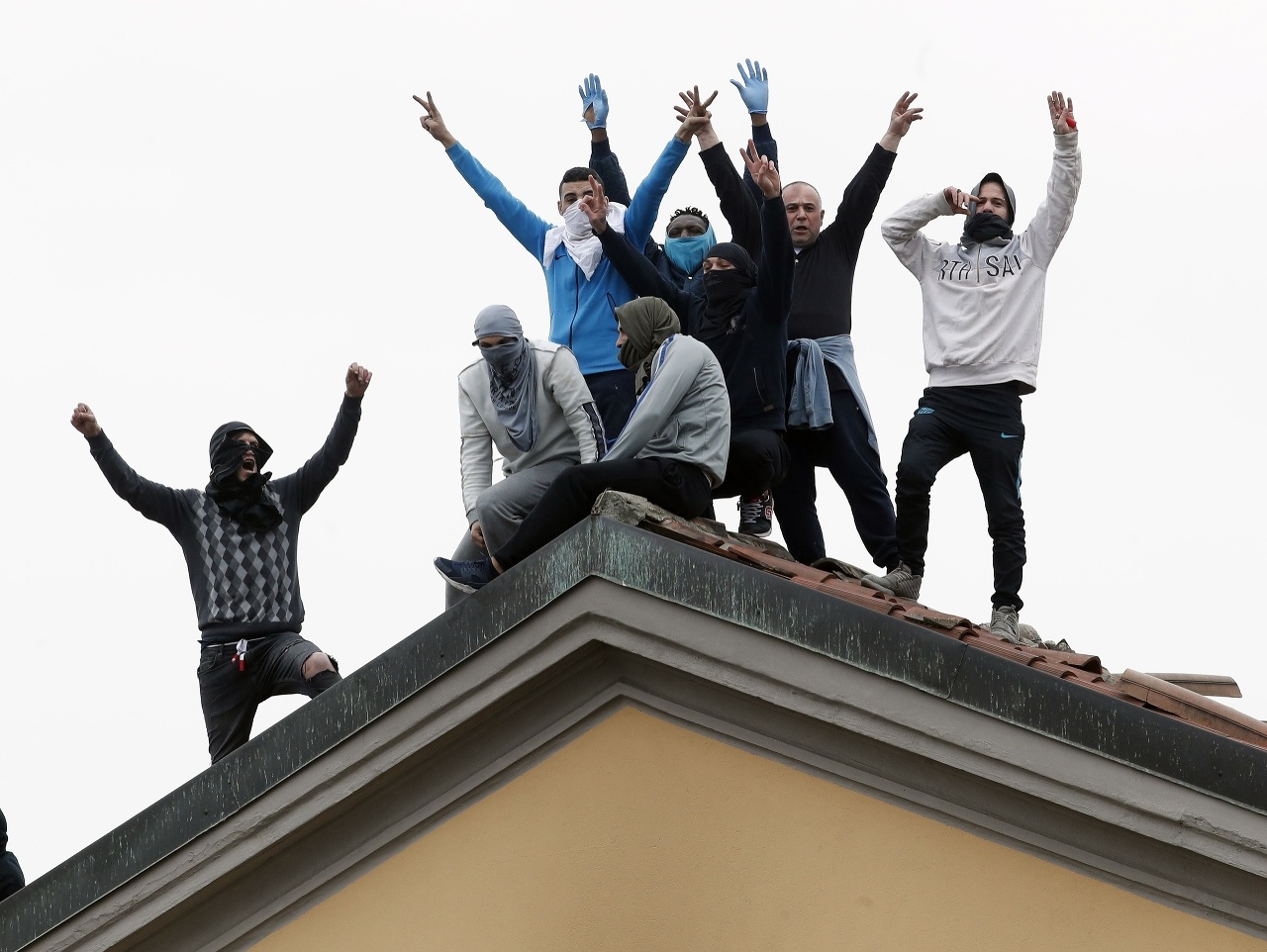 Väzni v Taliansku protestovali proti zavedeným opatreniam