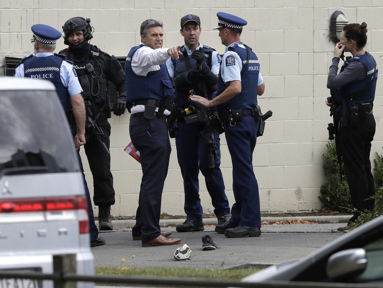 Policajti po streľbe v dvoch mešitách v meste Christchurch