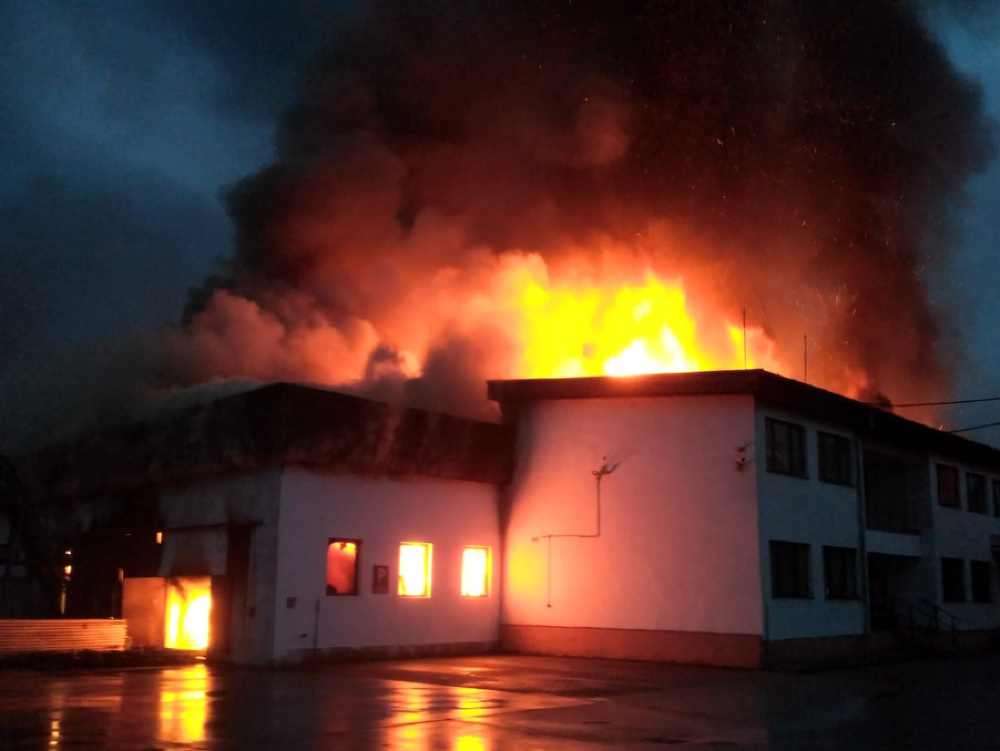 Viac ako 50 profesionálnych a dobrovoľných hasičov už takmer 4 hodiny zasahuje pri požiari v obci Oravský Podzámok