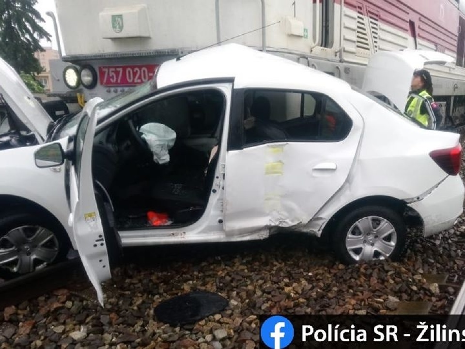 Pri zrážke vlaku s osobným autom na železničnom priecestí v Martine zahynul 32-ročný vodič osobného auta