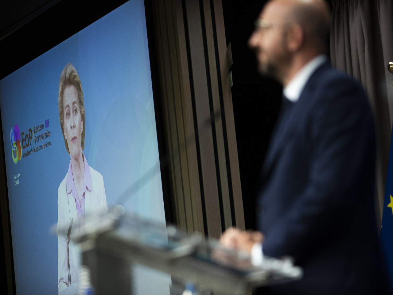 Predsedníčka Európskej komisie Ursula von der Leyenová (na monitore) počas online tlačovej konferencie s predsedom Európskej rady Charlesom Michelom (vpravo) 