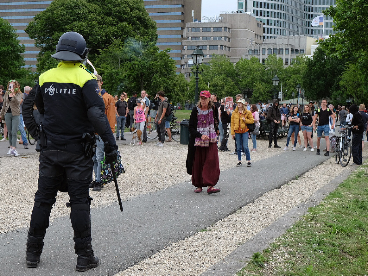 Polícia zatkla desiatky ľudí počas zrážok po demonštrácii v Haagu
