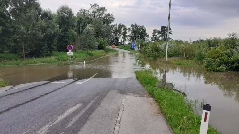 Z dôvodu zvýšenej hladiny rieky Morava je uzavretý hraničný priechod
