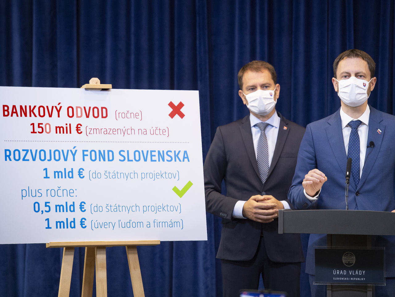 Na snímke vľavo predseda vlády SR Igor Matovič a vpravo podpredseda vlády SR a minister financií SR Eduard Heger