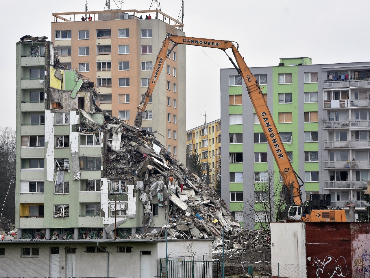 Demolácia bytovky na Mukačevskej ulici v Prešove.