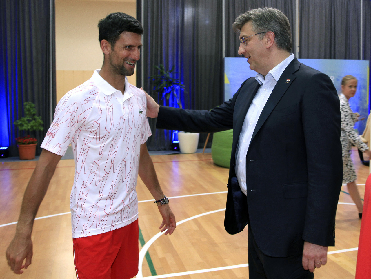 Chorvátsky premiér Andrej Plenkovič (vpravo) a srbský tenista Novak Djokovič počas stretnutia na turnaji v Zadare. 