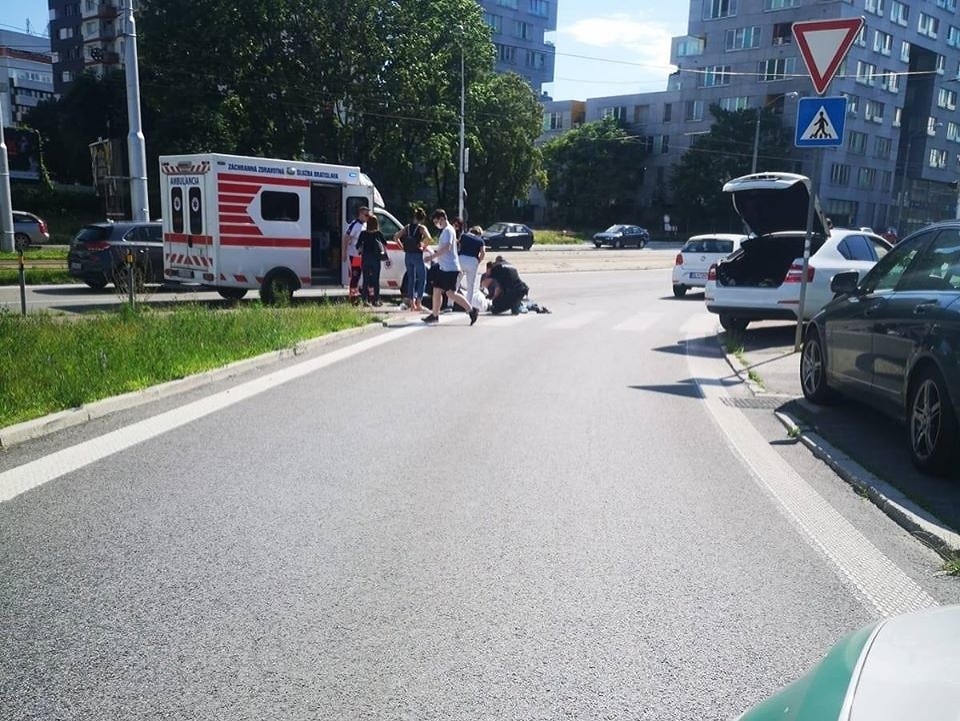 V stredu popoludní sa na Ružinovskej ulici v blízkosti Štrkoveckého jazera v Bratislave zrazila cyklistka s autom