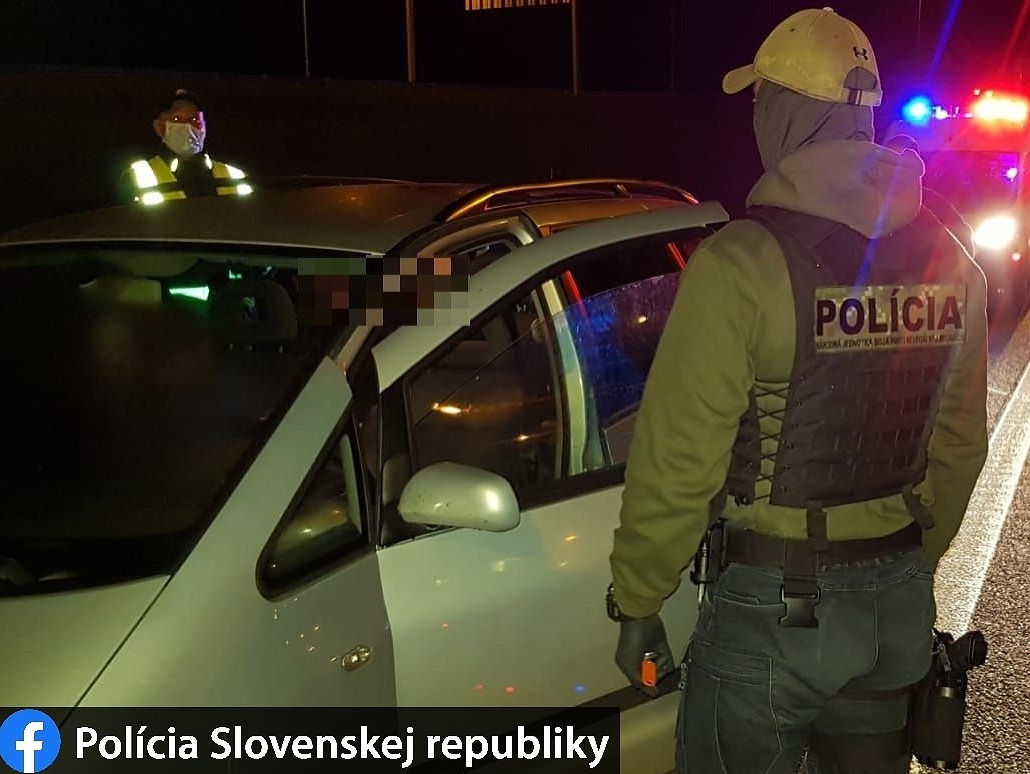 Hliadka Colného úradu zadržala rumunského vodiča a päť Sýrčanov na hraničnom priechode Berg