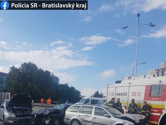 Premávku v Bratislave skomplikovala ranná dopravná nehoda na Kopčianskej ulici.