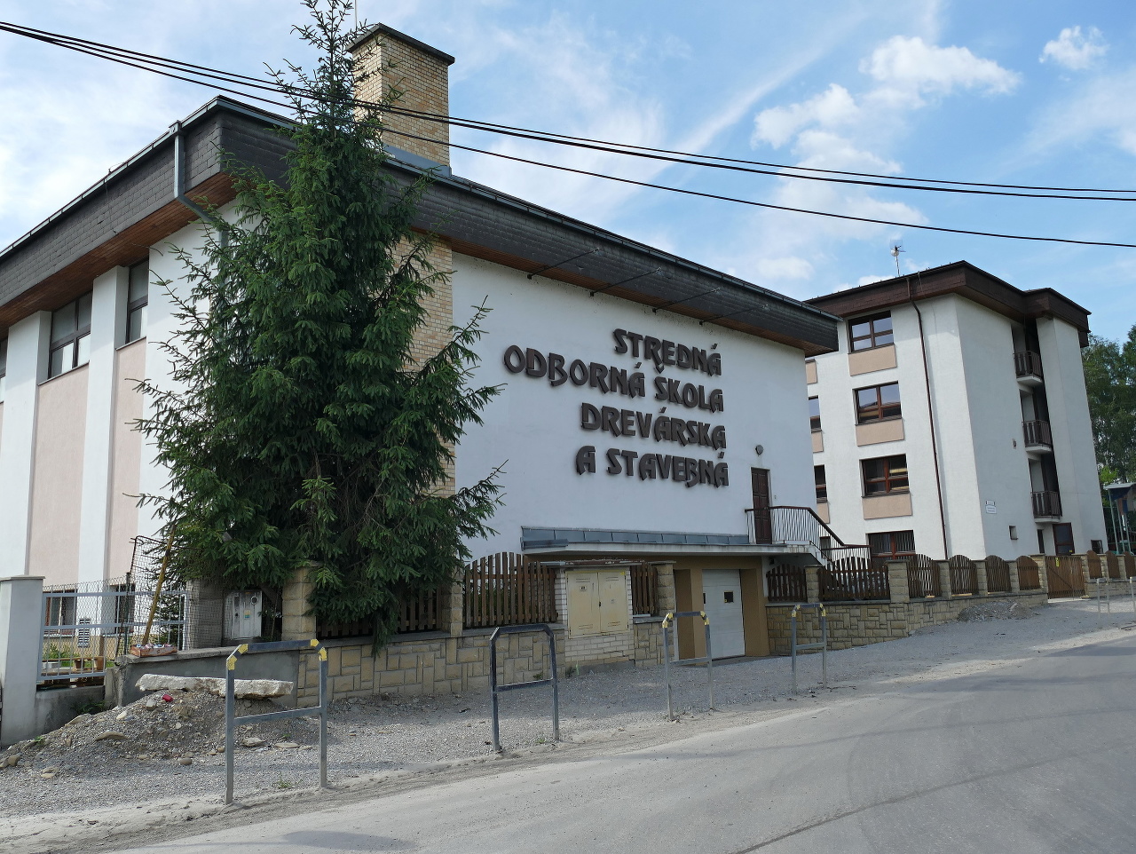 Strednú odbornú školu drevársku a stavebnú v Krásne nad Kysucou zatvorili do odvolania z dôvodu nárastu pozitívnych osôb s ochorením COVID-19.