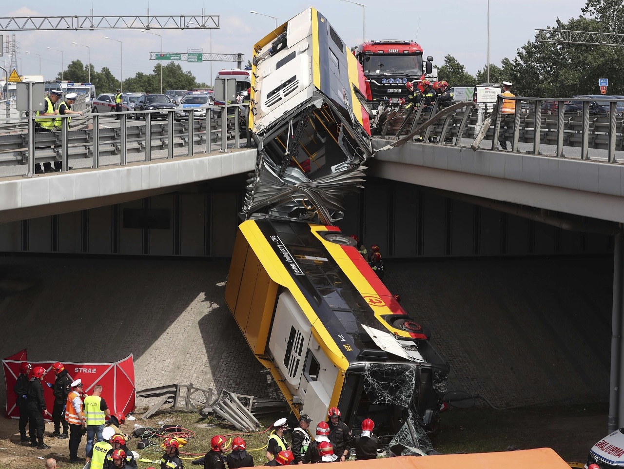 Autobus mestskej hromadnej dopravy sa zrútil z mosta na viacprúdovú cestu.