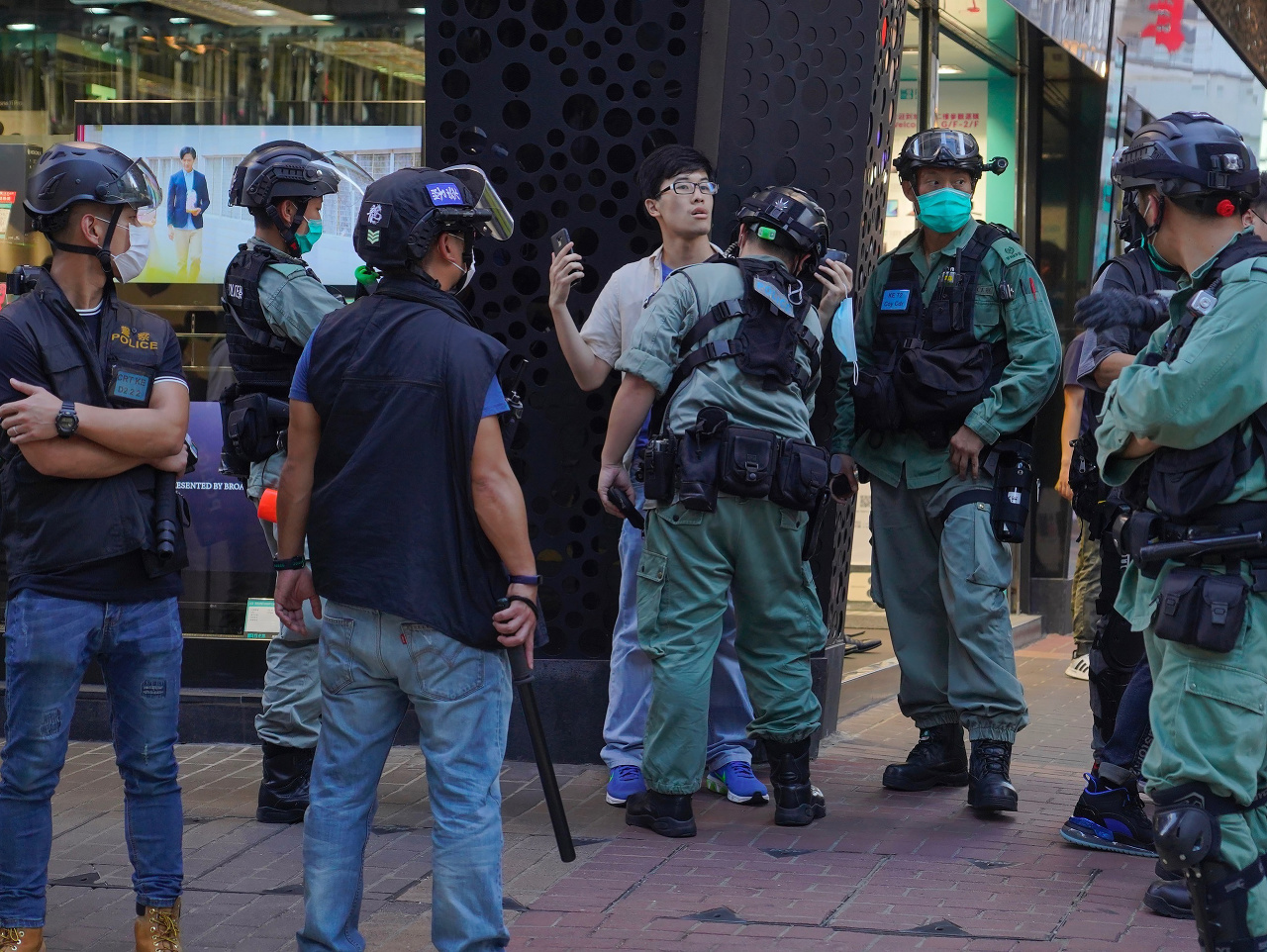  Hongkonská polícia zatkla najmenej 53 ľudí