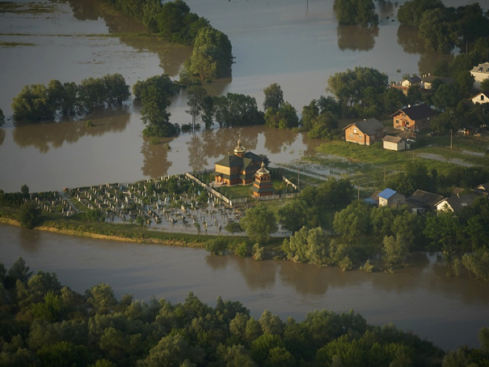 Intenzívne dažde spôsobili najväčšie záplavy na juhozápade Ukrajiny za posledných 50 rokov.