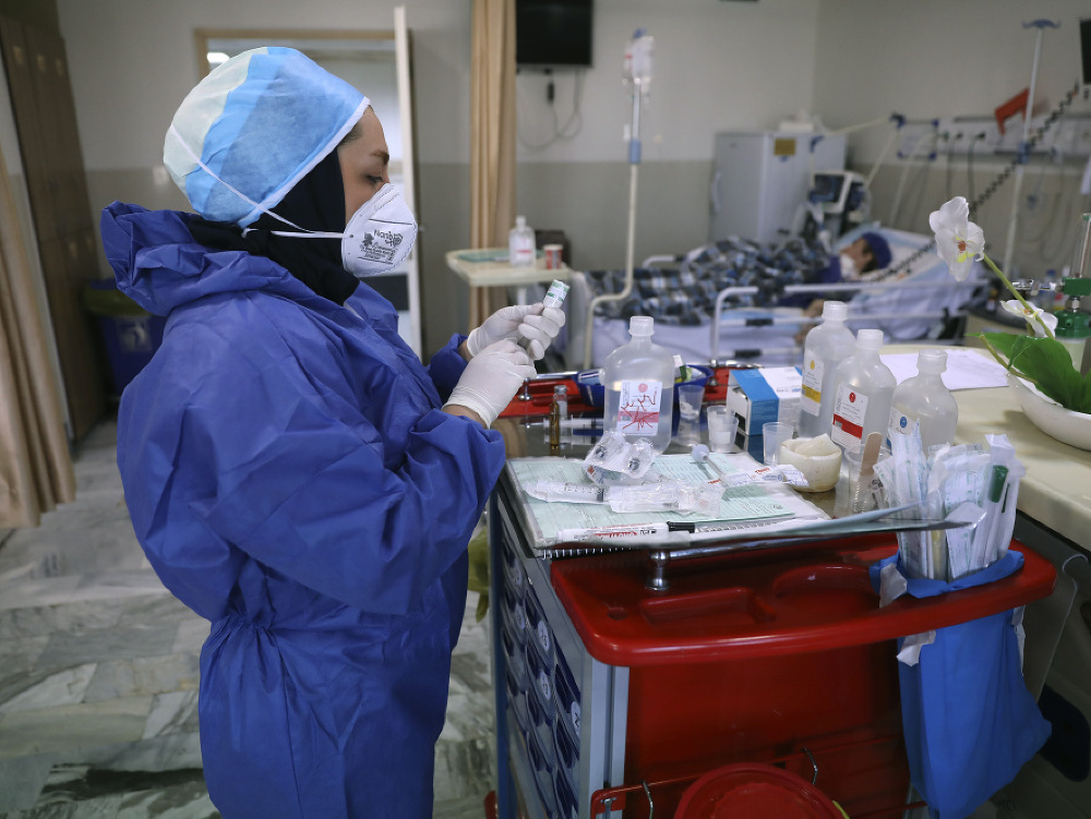 Zdravotná sestra pripravuje lieky pre pacientov s COVID-19 v nemocnici v Teheráne.
