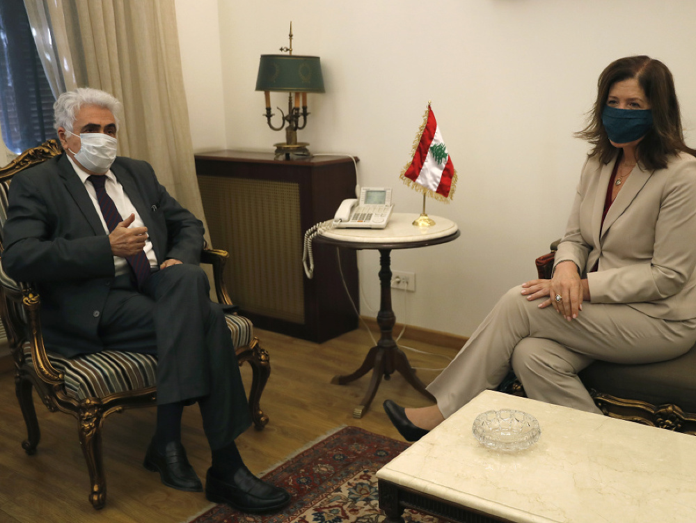 Americká veľvyslankyňa v Libanone Dorothy Sheaová počas stretnutia s libanonským ministrom zahraničných vecí Násífom Hittíom v Bejrúte.