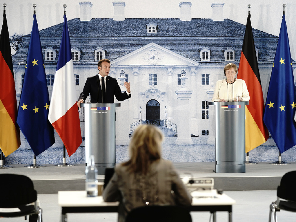 Nemecká kancelárka Angela Merkelová a francúzsky prezident Emmanuel Macron počas stretnutia na zámku Meseberg 