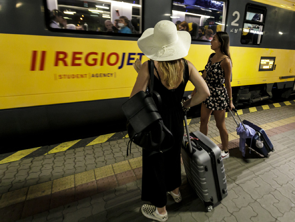 Odchod prvého vlakového spoja spoločnosti RegioJet Praha - Bratislava - Ľubľana - Rijeka z Hlavnej stanice v Bratislave