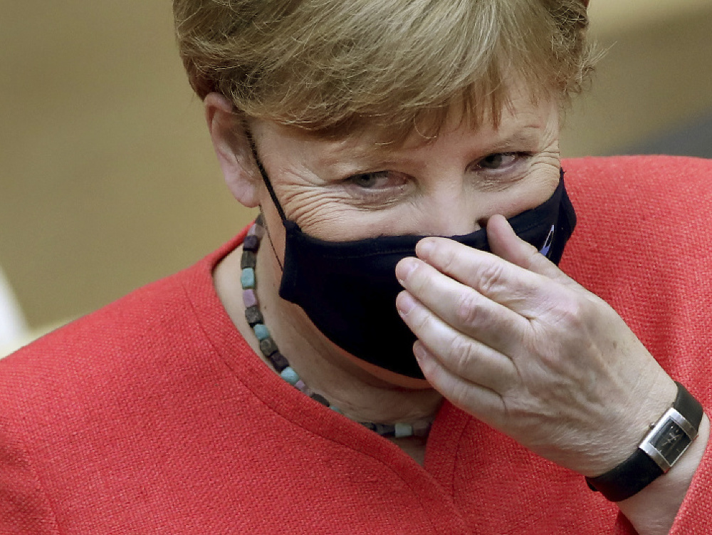Angela Merkelová s ochranným rúškom
