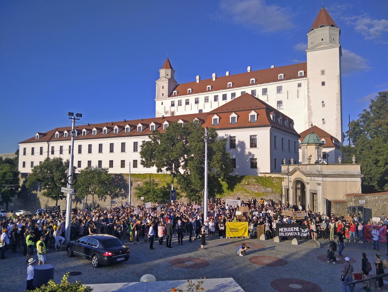 Stovky ľudí pochodovali v Bratislave za rešpektovanie reprodukčných práv