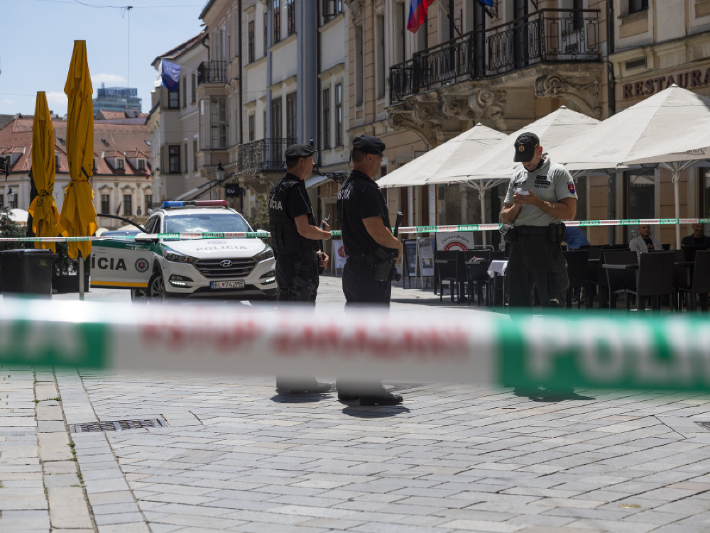 Polícia zasahovala v centre Bratislavy, ulicami sa pohyboval ozbrojený muž.