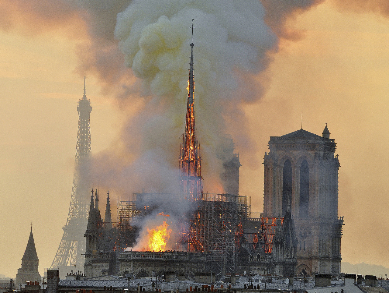 Po požiari katedrály Notre-Dame z 15. apríla 2019 bola zničená strecha celej hlavnej lode a niektoré stredoveké okenné vitráže.