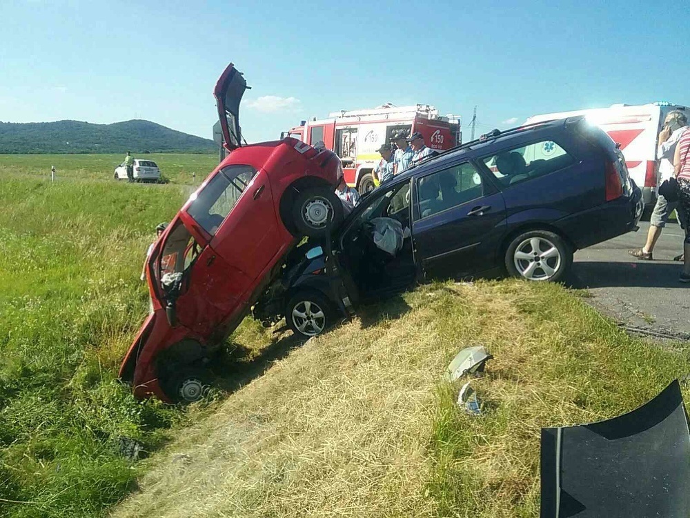 Dopravná nehoda troch vozidiel, ktorá sa stala v katastri obce Horná Strehová, okres Veľký Krtíš