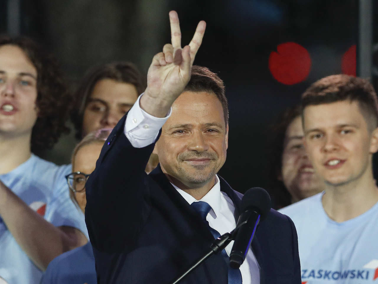 Prezidentský kandidát a varšavský primátor Rafal Trzaskowski ukazuje znak víťazstva pred svojimi podporovateľmi po druhom kole prezidentských volieb vo Varšave v nedeľu 12. júla 2020.