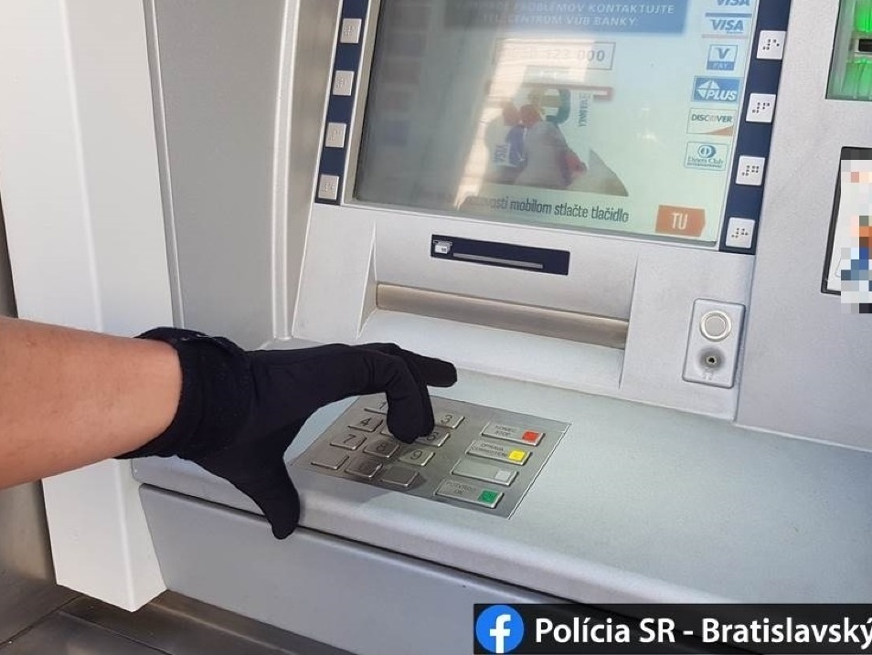 Polícia vyšetruje krádež peňazí z bankomatu v Pezinku na Svätoplukovej ulici. 