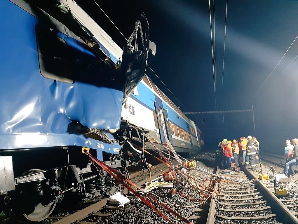 Zrážka vlakov si vyžiadala jednu obeť a 35 zranených