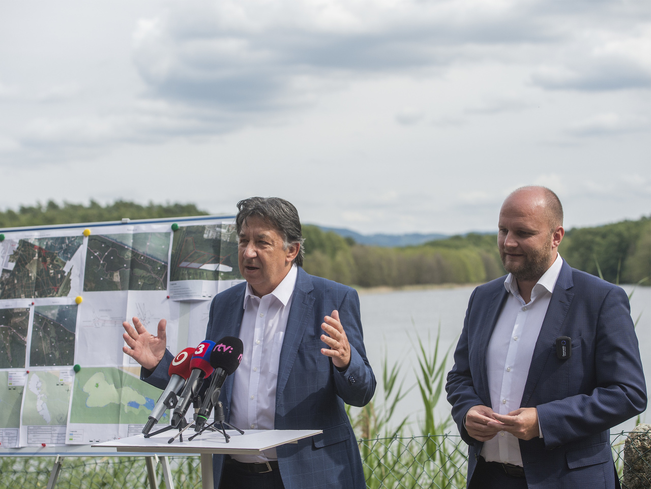 Na snímke vľavo minister životného prostredia SR Ján Budaj a vpravo minister obrany SR Jaroslav Naď počas brífingu na tému 