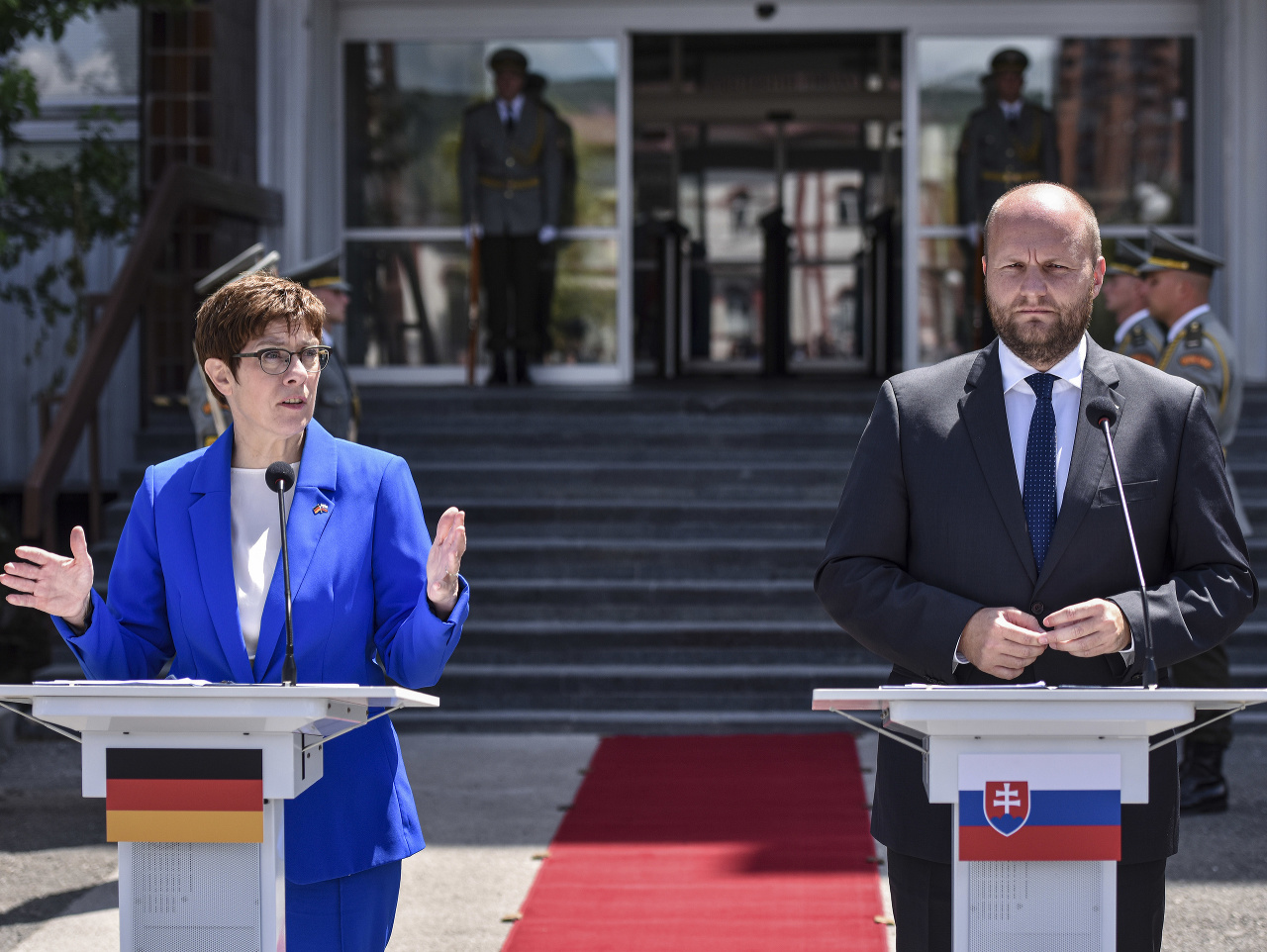 Na snímke nemecká ministerka obrany Annegret Krampová - Karrenbauerová a minister obrany SR Jaroslav Naď 