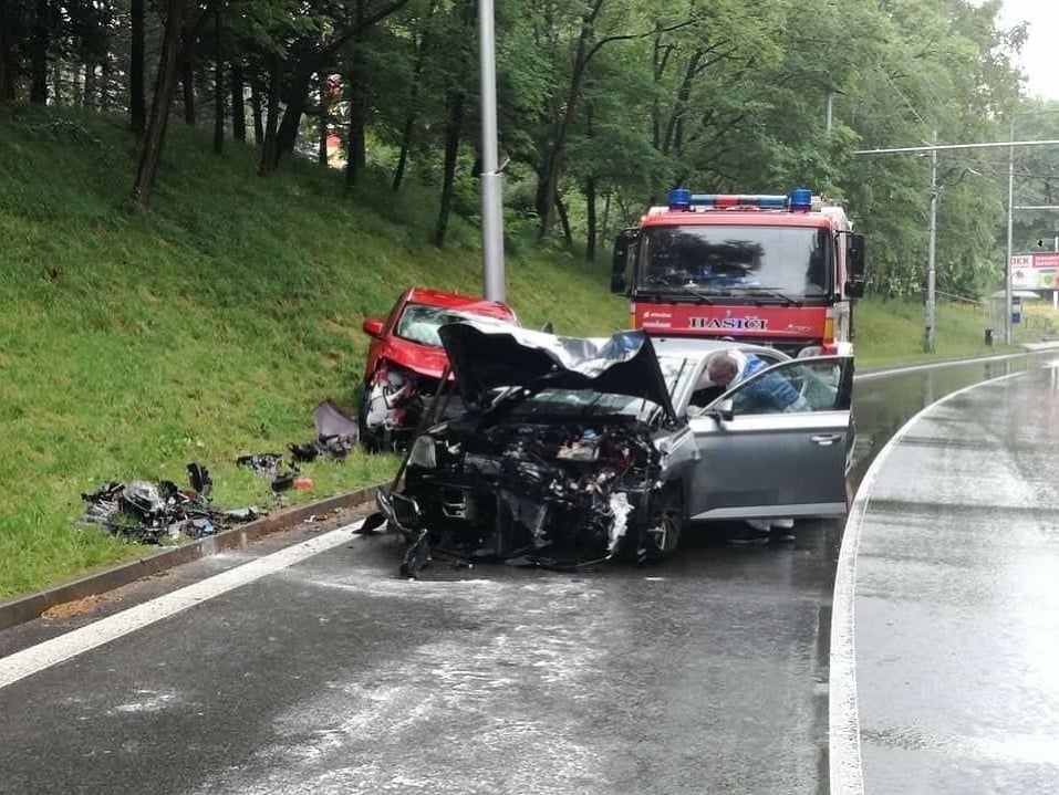 Pri dopravnej nehode sa ťažko zranili dve osoby