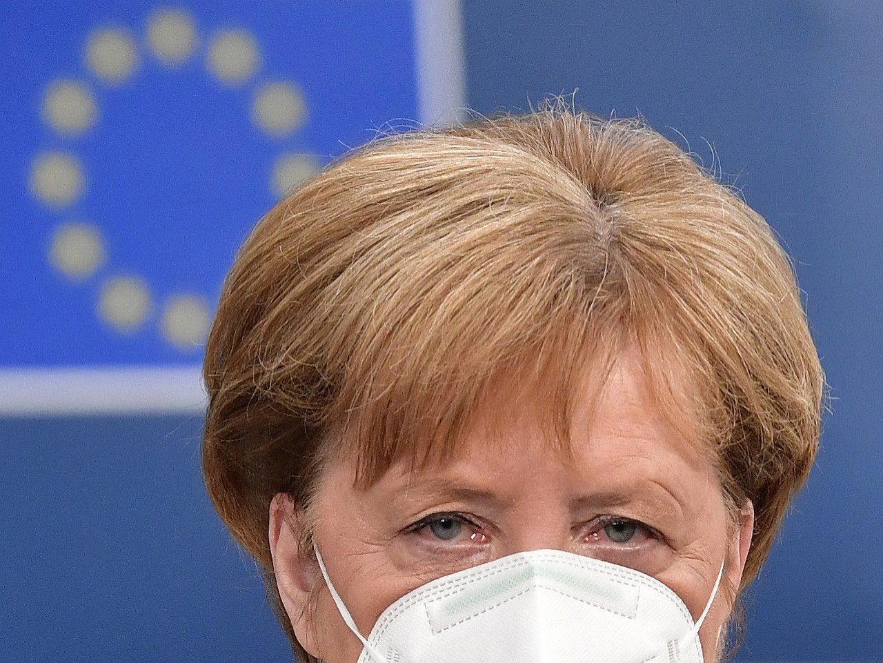 Nemecká kancelárka Angela Merkelová s ochranným rúškom na tvári prichádza na tretí deň summitu EÚ v Bruseli