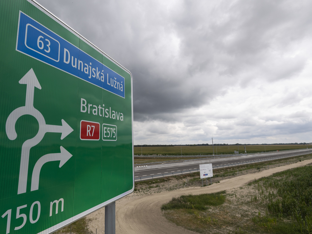Rýchlostnú cestu R7 a časť diaľnice D4 otvorili pre vodičov.
