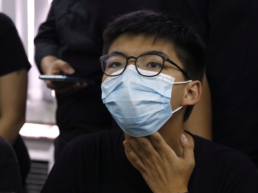 Známy hongkonský aktivista Joshua Wong odovzdal oficiálne dokumenty, ktoré mu umožnia kandidovať v septembrových voľbách do Legislatívnej rady Hongkongu